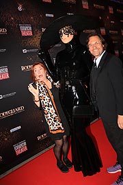Schauspieler Winfried Frey mit seiner Frau und der Latex-Diva bei der Premiere von Bodyguard Das Musical am 08.11.2019 (©Foto. Martin Schmitz)